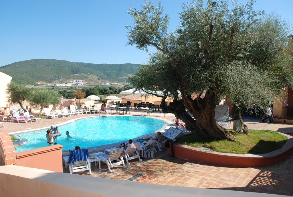 Li Troni Aparthotel